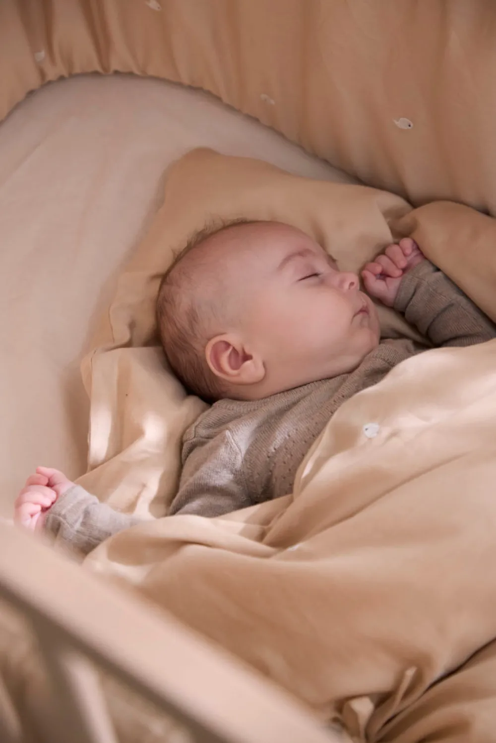 Filibabba Baby sengetøj - Warm grey med broderet Christian hval-Børn Sengetøj