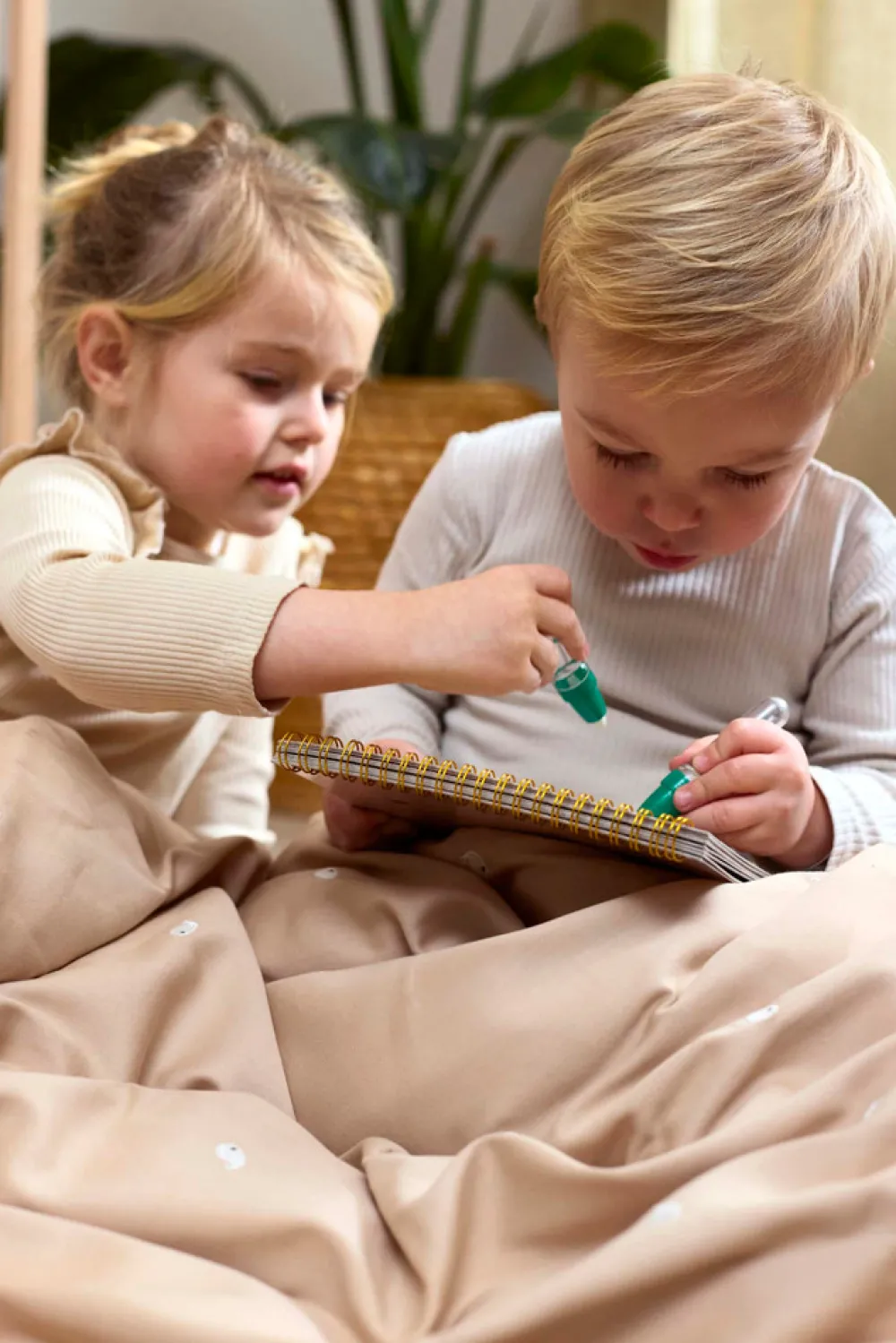 Filibabba Baby sengetøj - Warm grey med broderet Christian hval-Børn Sengetøj