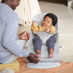 BabyBjörn Babysitter Bliss Vävd Bladmönstrad Quilt - Ljusgrå-Børn Skråstole