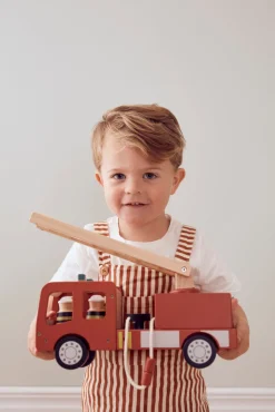Kids Concept Rød Brandbil i træ med 3 brandmænd- Legetøjsbiler
