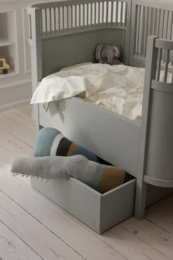 Sebra Strikket pude, Sleepy Croc, dusty blue mix-Børn Pyntepuder