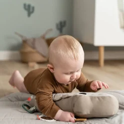 Done By Deer Tummy time aktivitetslegetøj - Croco Sand- Aktivitetslegetøj